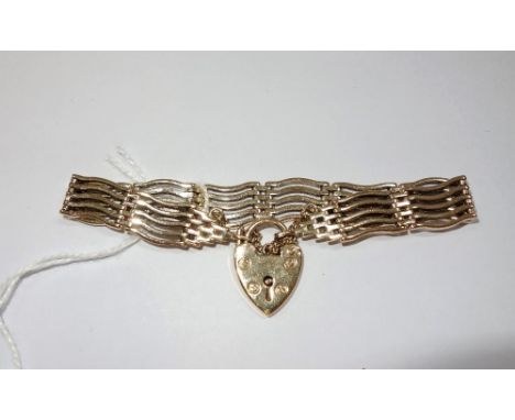 A 9 CT YELLOW GOLD GATE LINK BRACELET, with padlock clasp
