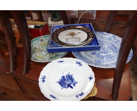 A 19TH CENTURY SPODE BLUE AND WHITE TUREEN BASE and a collection of similar plates