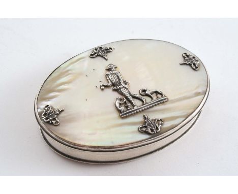 AN EARLY 18TH CENTURY MOTHER OF PEARL MOUNTED OVAL SNUFF BOX the cover applied with a commedia dell' arte figure with attenda