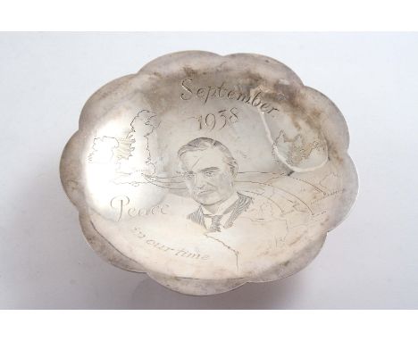 A SMALL HISTORICAL POLYFOIL DISH on compressed circular pot, engraved with the portrait of Neville Chamberlain and a map of W