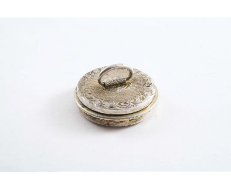 AN UNUSUAL EARLY 20TH CENTURY AUSTRIAN CIRCULAR VINAIGRETTE of plain circular form with engine-turned decoration, pull-off co