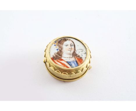 A SMALL LATE 17TH CENTURY GOLD CIRCULAR PATCH BOX inset with a double-sided enamelled portrait, the hinged base with foliate 
