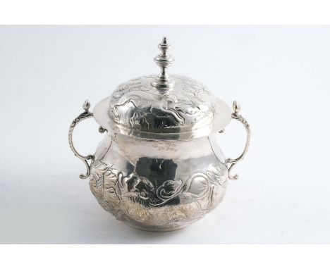 AN EDWARDIAN "BRITANNIA STANDARD" PORRINGER & COVER in the style of a Charles II example, embossed with a lion, unicorn & fol