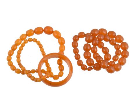 A treated single row amber bead necklace, the graduated oval treated amber beads,  measuring 21mm to 14mm, to a screw clasp, 