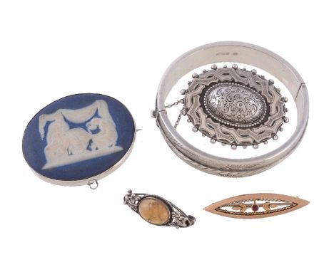A Victorian silver brooch, the oval brooch with engraved foliate decoration, the reverse with a glazed panel, 4.7cm wide; a W