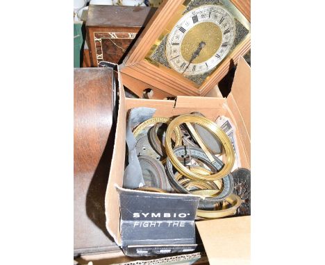 Mixed Lot: Various mantel clocks, clock bezels, small wall clock and other items