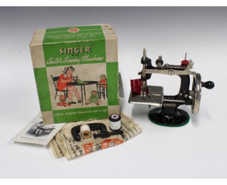 Child's vintage Singer sewing machine, 17 x 17cm, in box