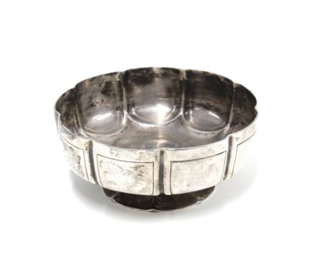 George V silver bowl of circular lobed form, Hamilton &amp; Inches, Edinburgh 1930, 12.5cm diameter