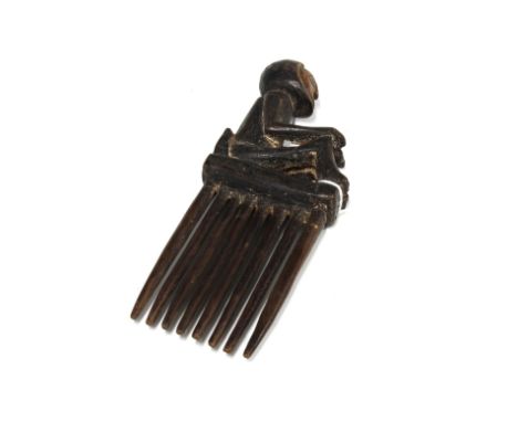 CHOKWE wooden comb with a seated figure terminal, 20cm