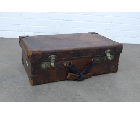 Vintage brown leather case, 62 x 21 x 38cm.