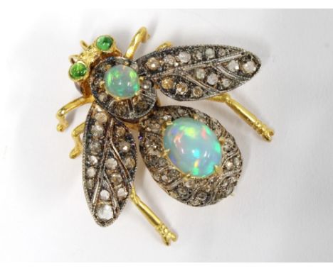 An opal set bee brooch, 3cm