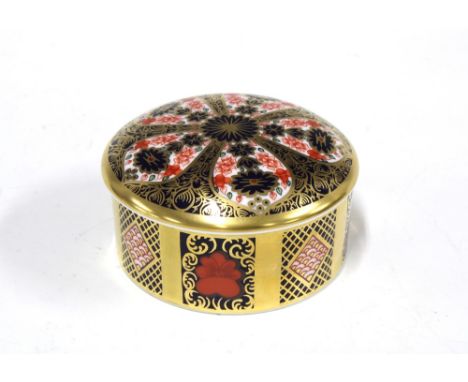 Royal Crown Derby Old Imari circular trinket pot and cover, date code for 2001, with box, 8 x 4cm