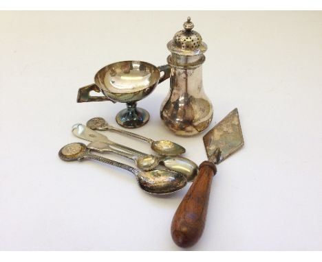 A small silver plated trowel with oak handle together with an Elkington plate pepperette, two mustard spoons, two teaspoons a