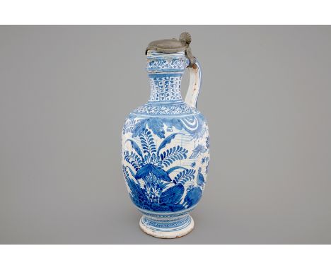 An early Dutch Delft blue and white pewter-mounted jug, 1630-1650 -  H.: 29   cm  Condition: Excellent. The pewter mount loos