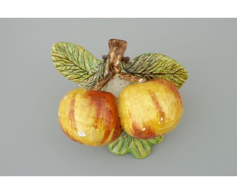 A pair of hanging apples in Dutch Delftware, 18th C. -  Dim.: 11 x 6,7 cm - Condition reports and high resolution pictures ar
