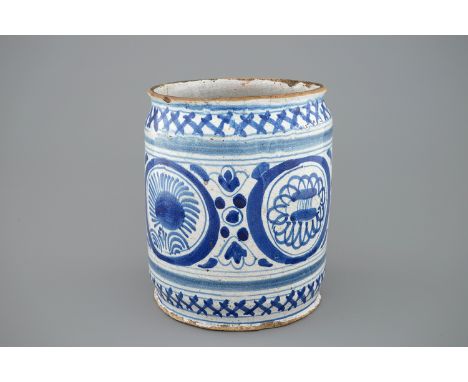 A large chinoiserie albarello, probably Haarlem, early 17th C. -  H.: 20,5 - Dia.: 16 cm - Condition reports and high resolut