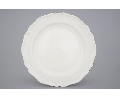 A large white monochrome Delftware dish with lobed edge, 18th C. -  Dia.: 38 cm - Condition reports and high resolution pictu