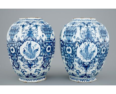 A pair of blue and white Dutch Delftware vases, 18th C. -  H.: 28,5 cm - Condition reports and high resolution pictures are a