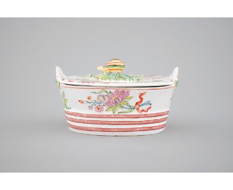 A Dutch Delft polychrome butter tub with a snail-shaped finial, 18th C. -  Dim.: 13 x 9,5 cm H: 7 cm - Condition reports and 