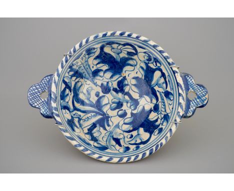 An Antwerp maiolica porringer with a foglie decoration, ca. 1600 -  H.: 6 - Dia.: 16,5 cm The back decorated with an essay of