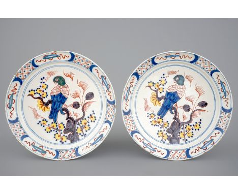 A pair of polychrome Dutch Delftware plates with parrots, 18th C. -  Dia.: 23 cm - Condition reports and high resolution pict