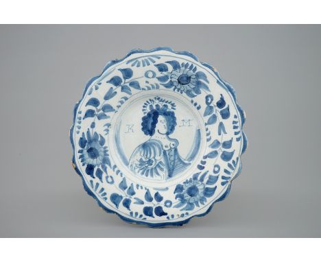 A Dutch Delft lobed plate with the portrait of Queen Mary, late 17th C. -  Dia.: 21,5 cm - Condition reports and high resolut