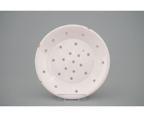 A round white Delftware strainer, 18th C. -  Dia.: 20,5 cm The origin most likely Brussels or France. - Condition reports and