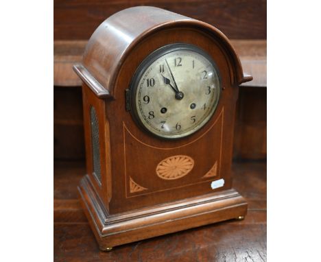Early 20th century walnut inlaid mantel clock with twin-train movement striking on coiled gong, c/w pendulum and key, 36 cm h