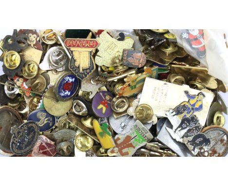 Collection of mixed metal and enamel badges. P&amp;P Group 1 (£14+VAT for the first lot and £1+VAT for subsequent lots) 