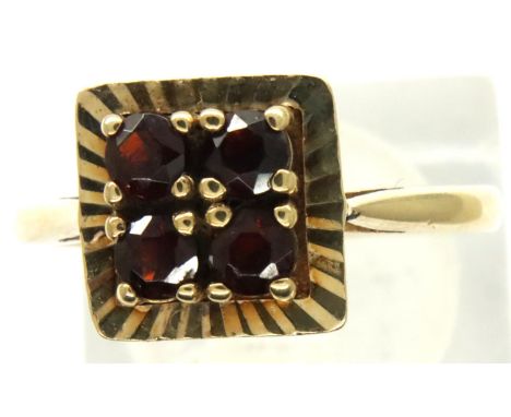 9ct gold garnet set ring, size N/O, 2.7g. P&amp;P Group 1 (£14+VAT for the first lot and £1+VAT for subsequent lots) 