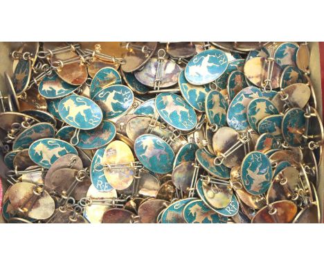 Large quantity of metal and enamel badges. P&amp;P Group 1 (£14+VAT for the first lot and £1+VAT for subsequent lots) 