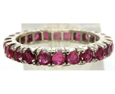 White metal and ruby full eternity ring, size O/P, 3g. P&amp;P Group 1 (£14+VAT for the first lot and £1+VAT for subsequent l