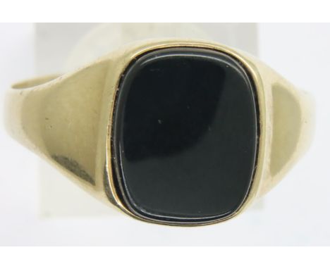 Gents 9ct gold onyx set ring, size Z+2, 3.2g. P&amp;P Group 1 (£14+VAT for the first lot and £1+VAT for subsequent lots) 