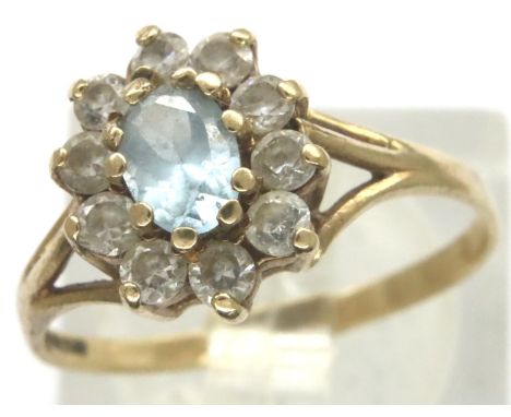 9ct gold topaz daisy ring, size N/O, 1.8g. P&amp;P Group 1 (£14+VAT for the first lot and £1+VAT for subsequent lots) 