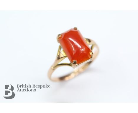 9ct yellow gold cornelian ring, set with a cabachon cornelian approx 12 x 7mm, size N, approx 1.8 gms.&nbsp;