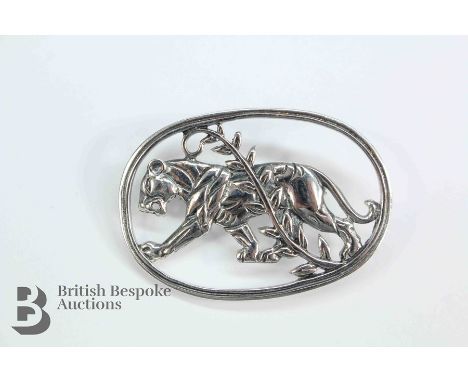 A sterling silver brooch in the form of a panther, approx&nbsp; 36 x 26 mm, approx 5.5 gms.