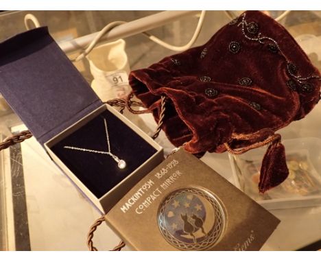 Small collection of vintage necklaces