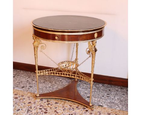 Gueridon in mahogany and golden bronze Italy, 20th centurycircular top in black marble, resting on three bronze bronze suppor