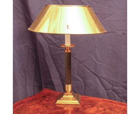Table lamp in bronze burnished and golden Italy, 20th centuryArchitectural-shaped stem on a square base, golden metal lampsha