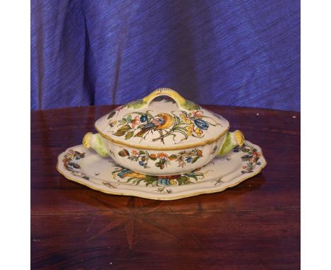 Ceramic soup tureen with présentoire Italy, 20th centuryPolychrome decorations of plant and floral motifs18x38x27 cm.