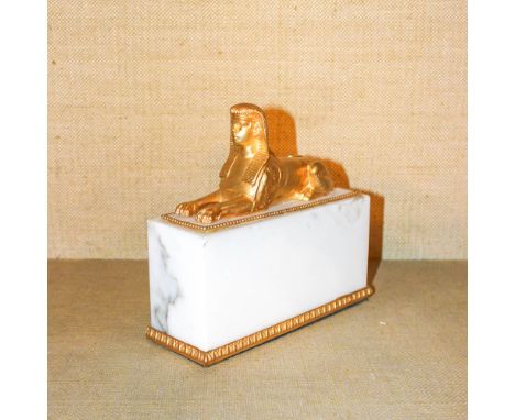 Bookend in marble and gilded bronze Italy, 20th centurydepicting a sphinx18x18x6,5 cm.