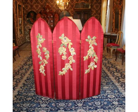 Three doors screen Italy, 20th centuryentirely covered in fabric, decorated with floral motifs150x45. cm. cad.