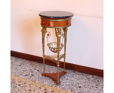 Gueridon in mahogany and golden bronze Italy, 20th centurycircular top in black marble, resting on three bronze bronze suppor
