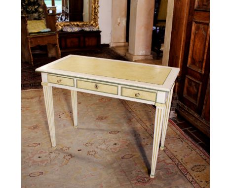 Lacquered wood bureau desk Italy, 20th centuryrectangular top with three drawers underneath75x100x50 cm.