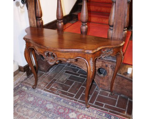 Walnut console Italy, 20th centuryshaped top, underlying band perforated and carved with plant motifs, wavy legs78x130x50 cm.