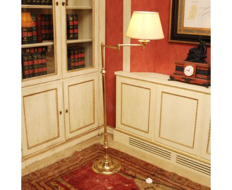 Floor lamp Italy, 20th centuryin turned brass, complete with lampshadeh. 146 cm.
