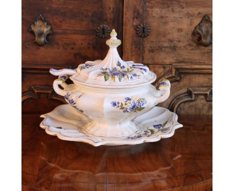 Ceramic soup tureen with présentoire Nove, Bassano - 20th centurydecorated in polychrome with plant and floral motifs, comple