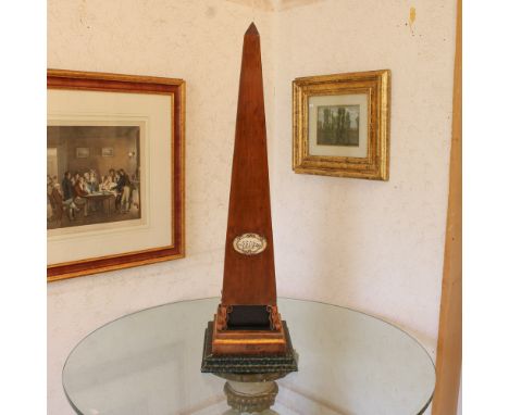 Obelisk in wood and golden wood Italy, 20th centuryresting on a wood base lacquered to simulate serpentine marbleh. 100 cm.