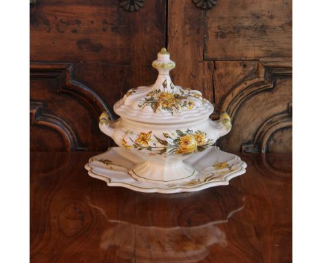 Ceramic soup tureen with présentoire Nove, Bassano - 20th centurydecorated in polychrome with plant and floral motifs19x23 cm