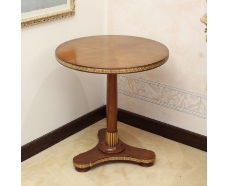 Wood and golden wood gueridon Italy, 20th centurycircular top resting on a turned support, tripod base65x60 cm.